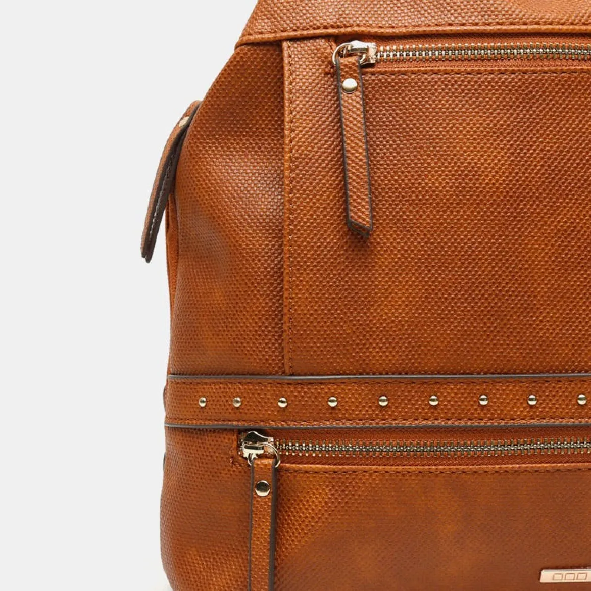 Mochila antirrobo con detalles metálicos
