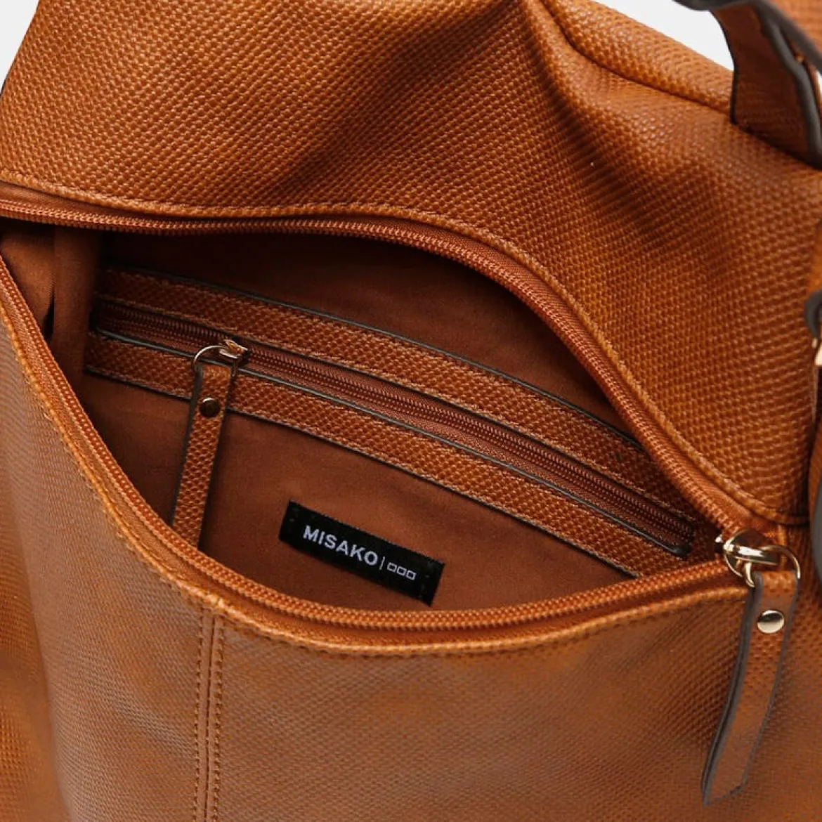 Mochila antirrobo con detalles metálicos
