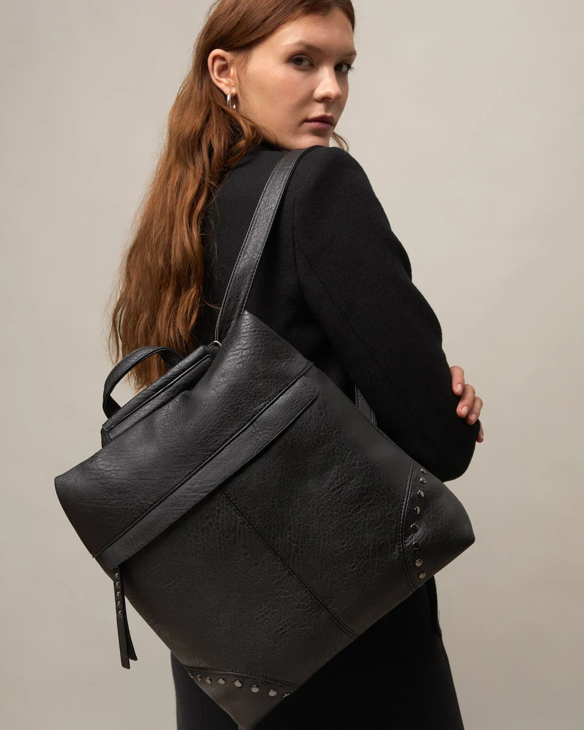 Mochila antirrobo con detalles metálicos