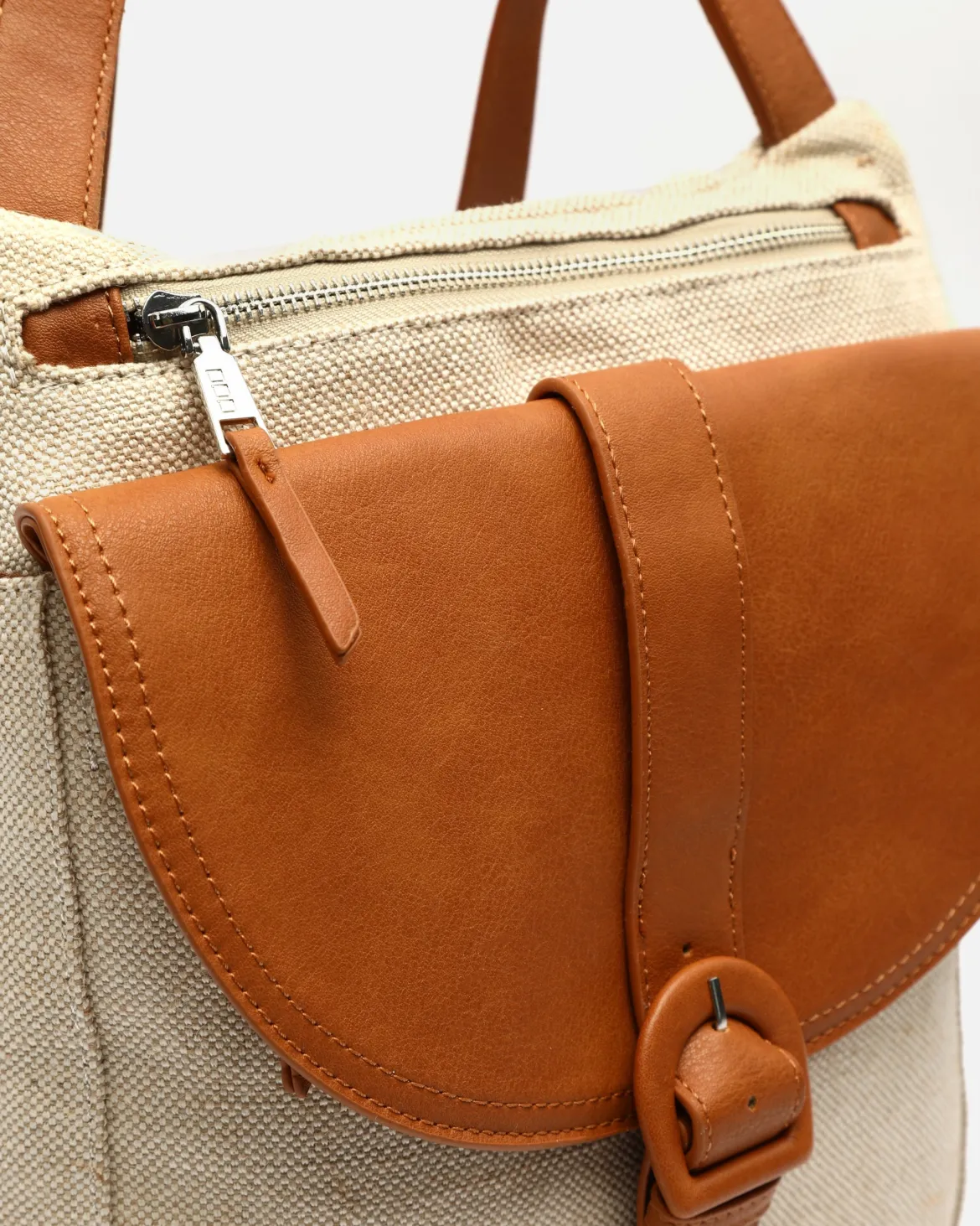 Mochila antirrobo efecto rafia