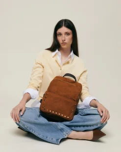 Mochila antirrobo efecto ante con detalles metálicos