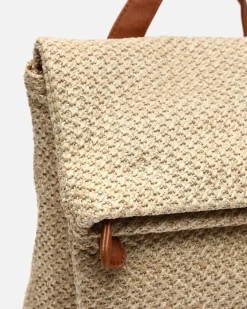 Mochila con solapa efecto rafia
