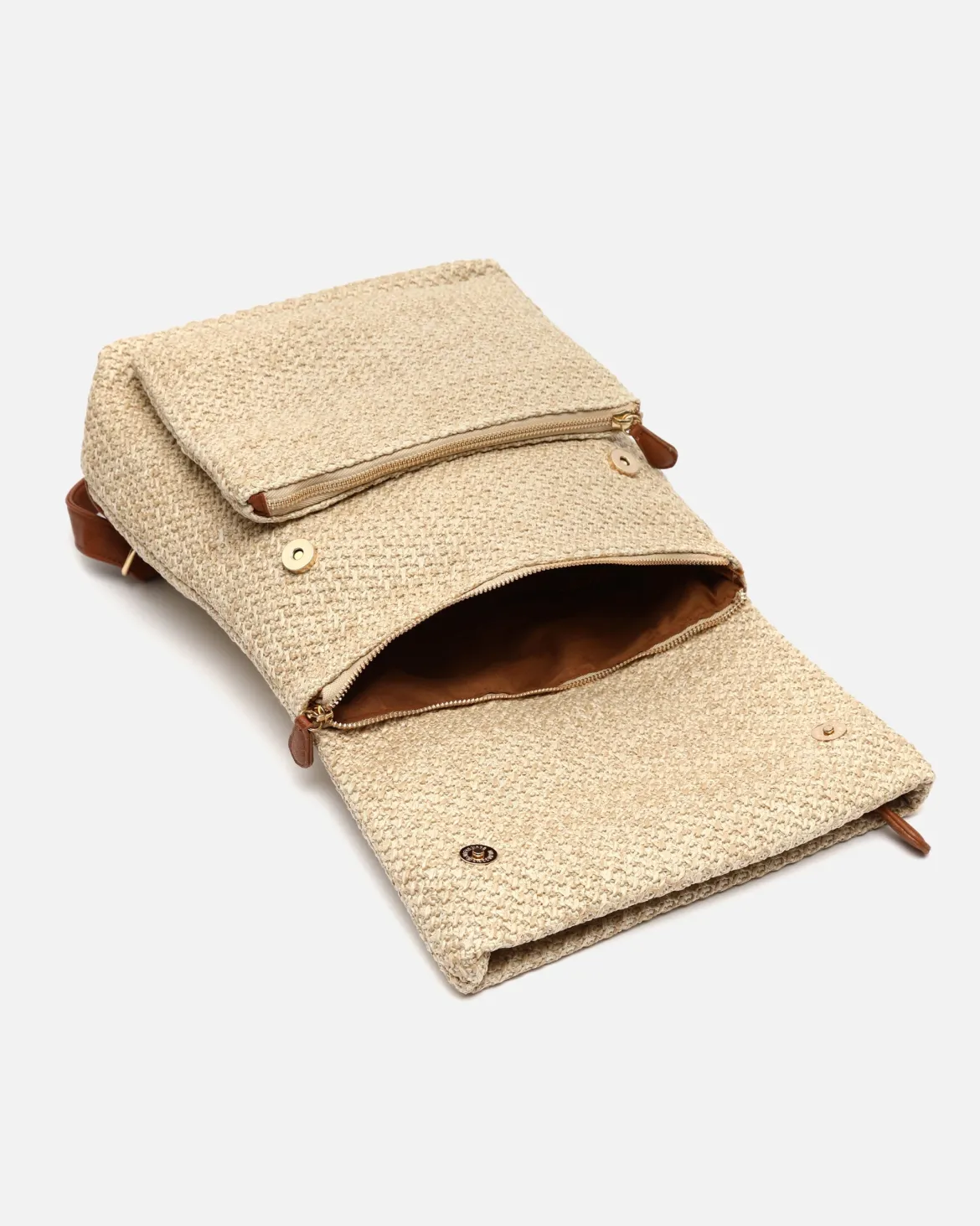 Mochila con solapa efecto rafia