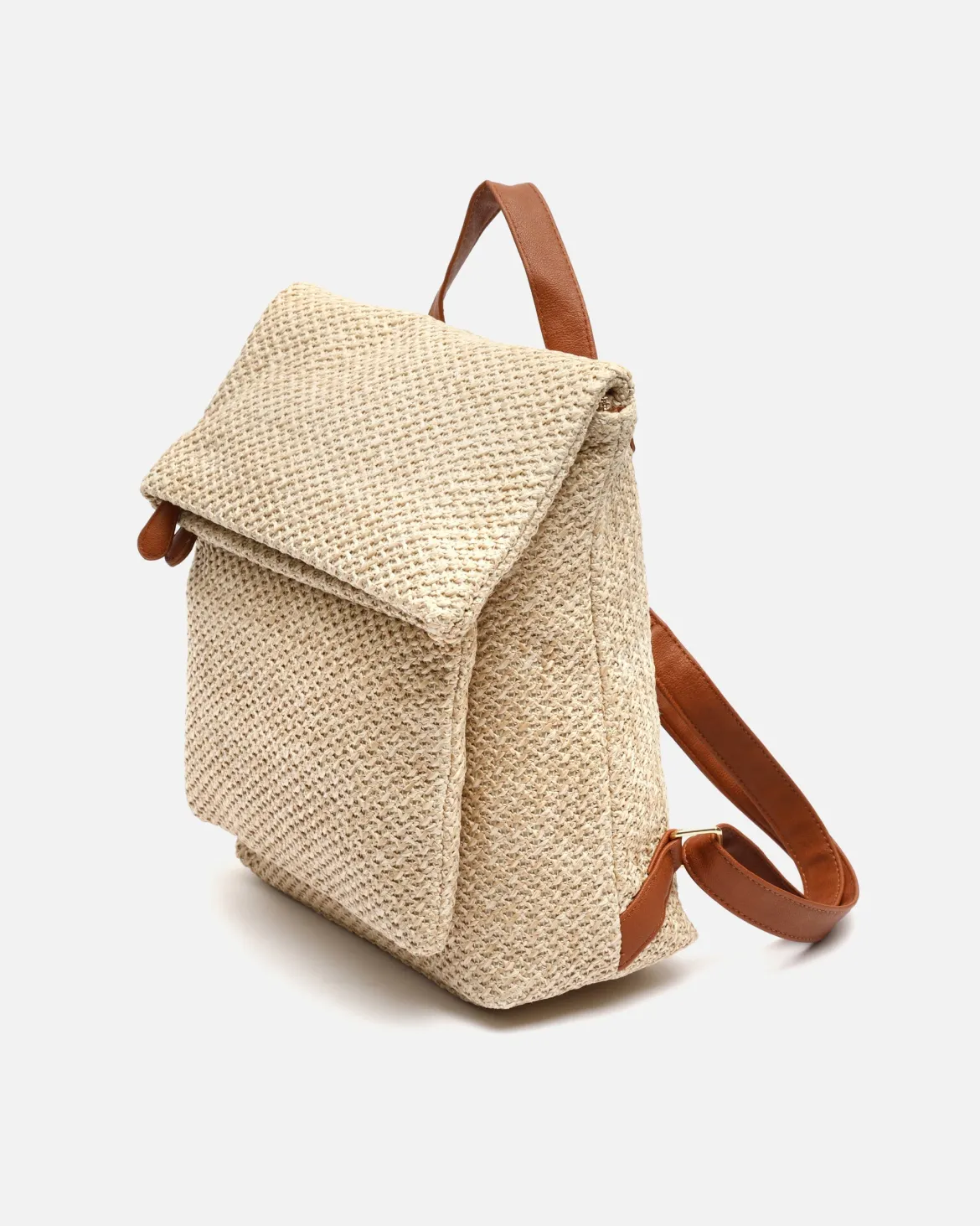 Mochila con solapa efecto rafia