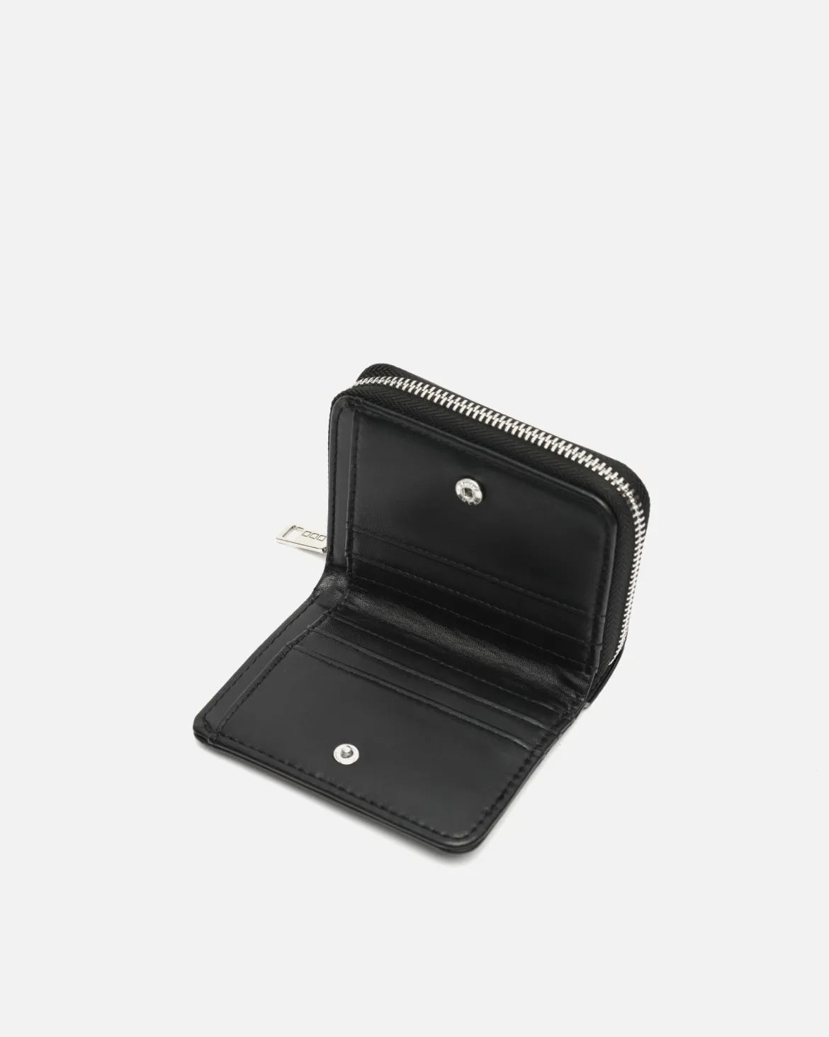 Monedero pequeño con detalles metálicos