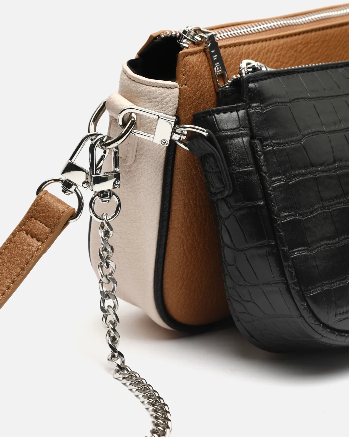 Bolso bandolera con compartimento extraíble y estampado animal print