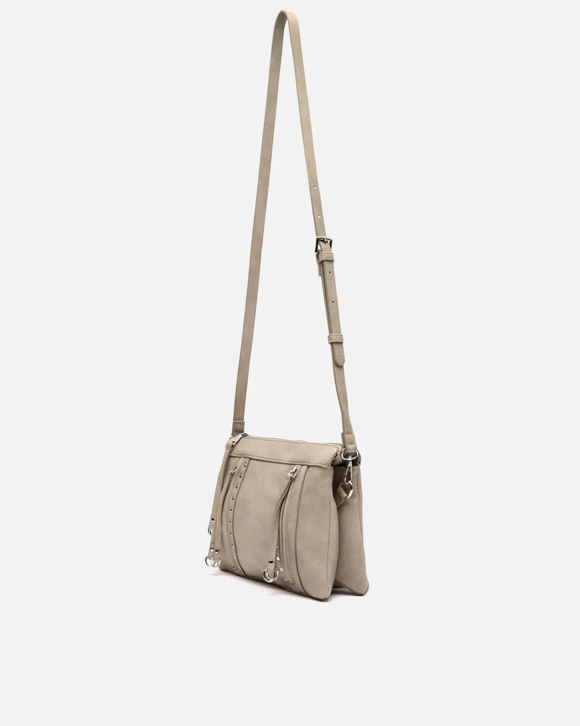 Bolso bandolera con detalles metálicos