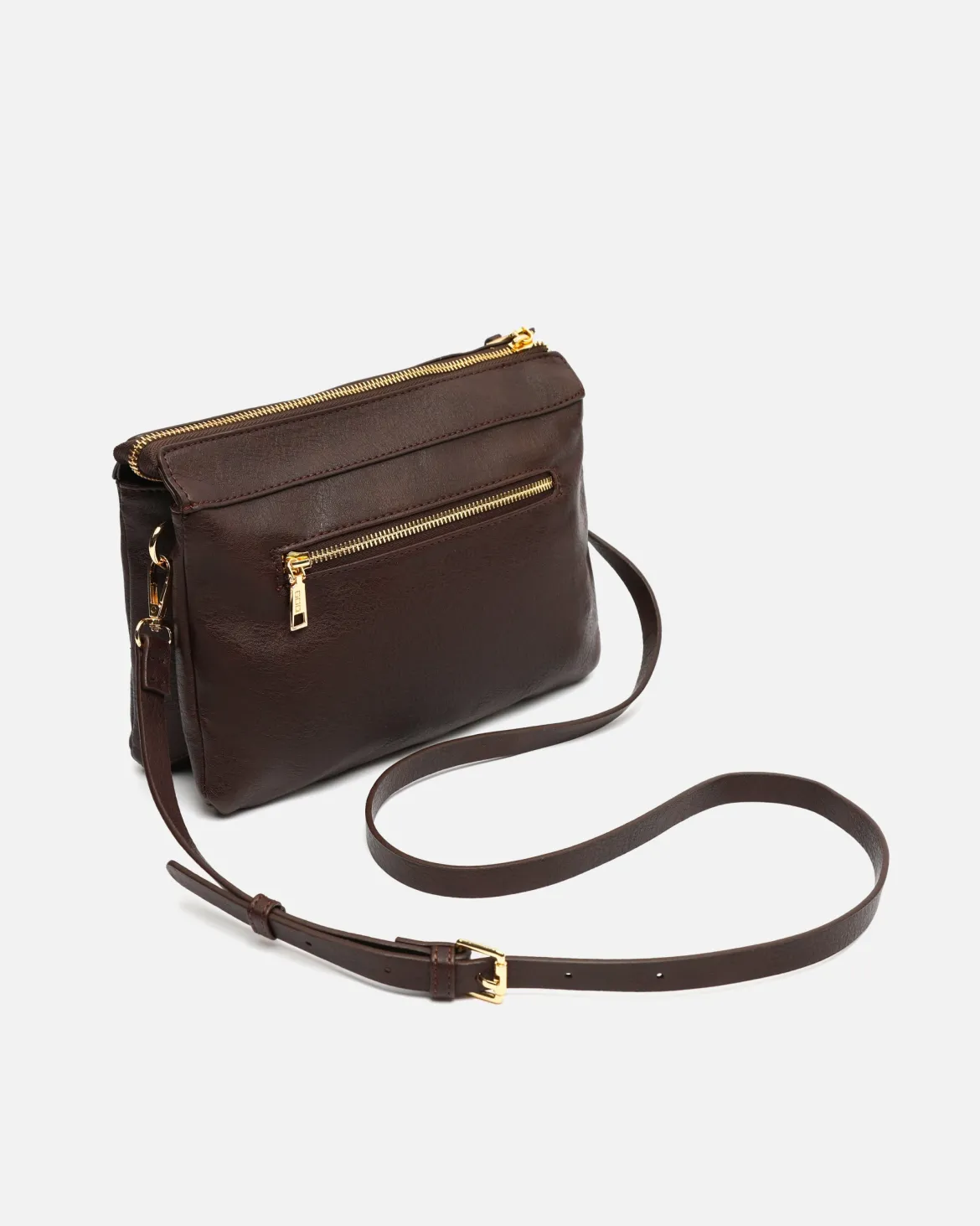 Bolso bandolera con detalles metálicos