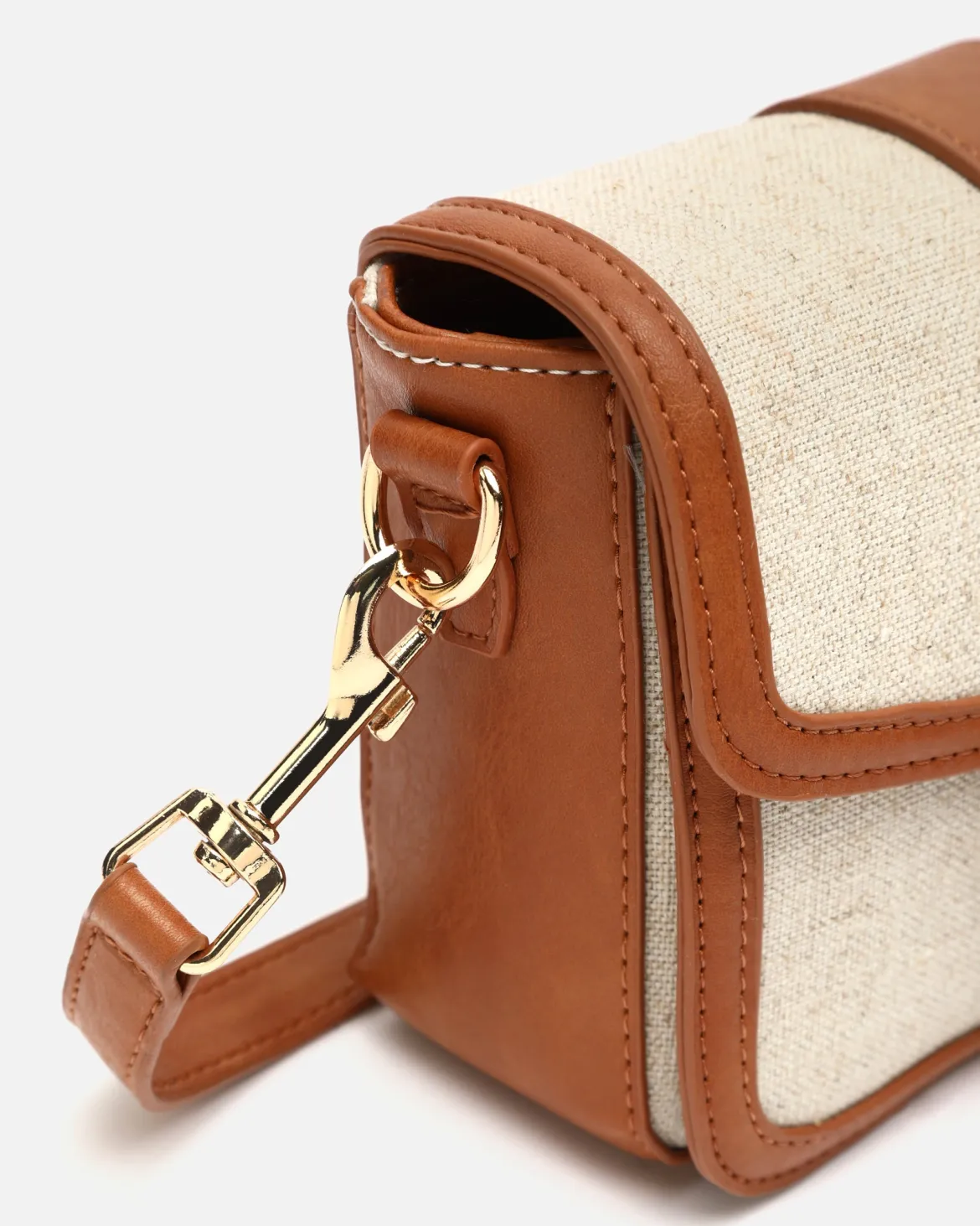 Bolso bandolera con solapa efecto rafia