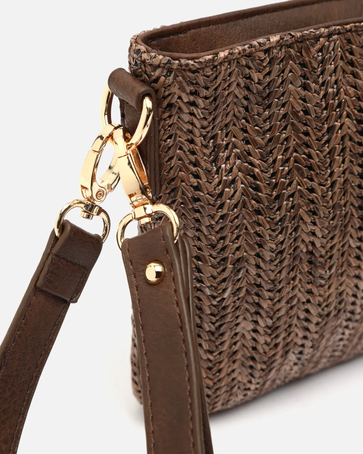 Bolso bandolera efecto rafia con asa de mano