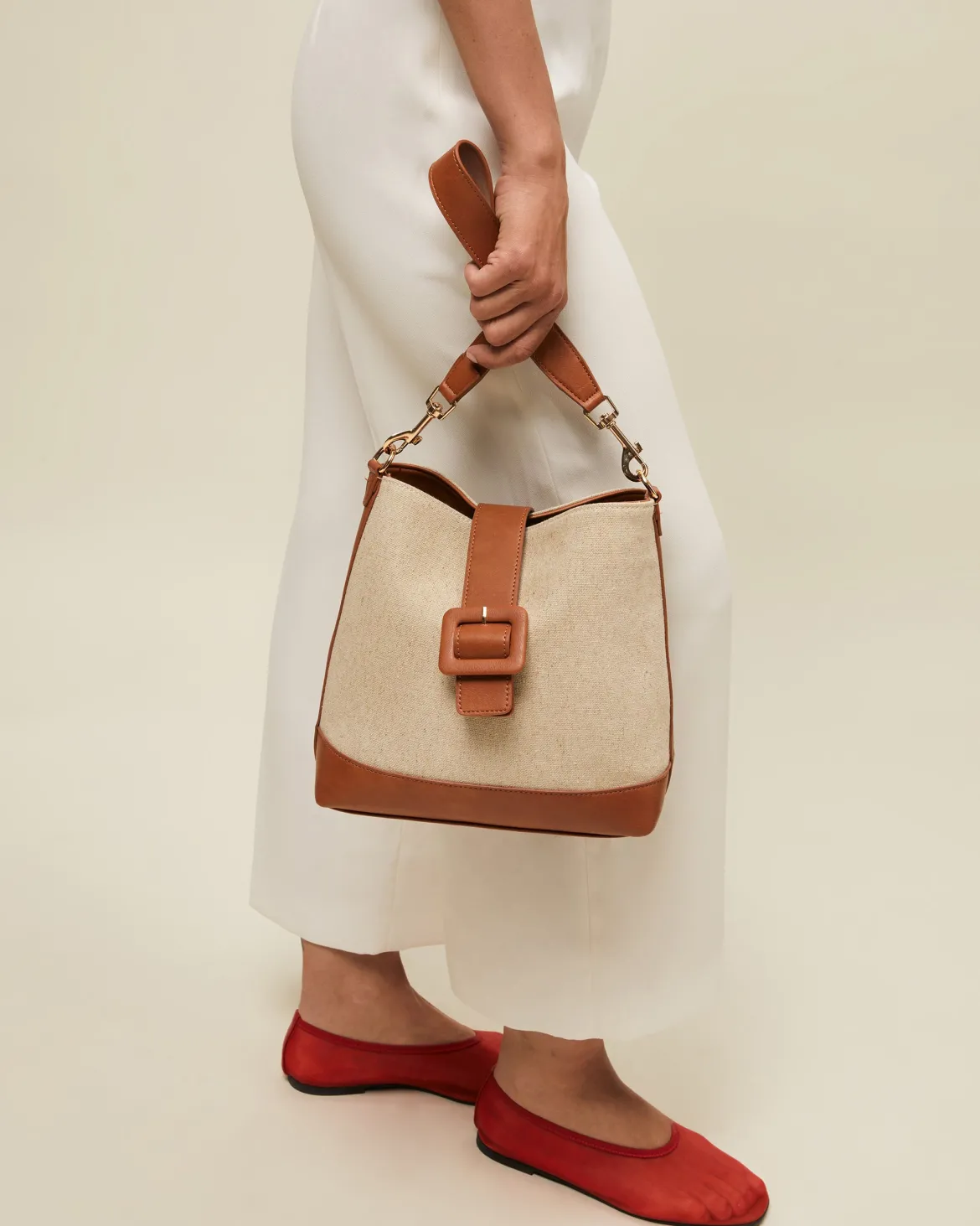 Bolso de hombro efecto rafia con asa bandolera extraíble
