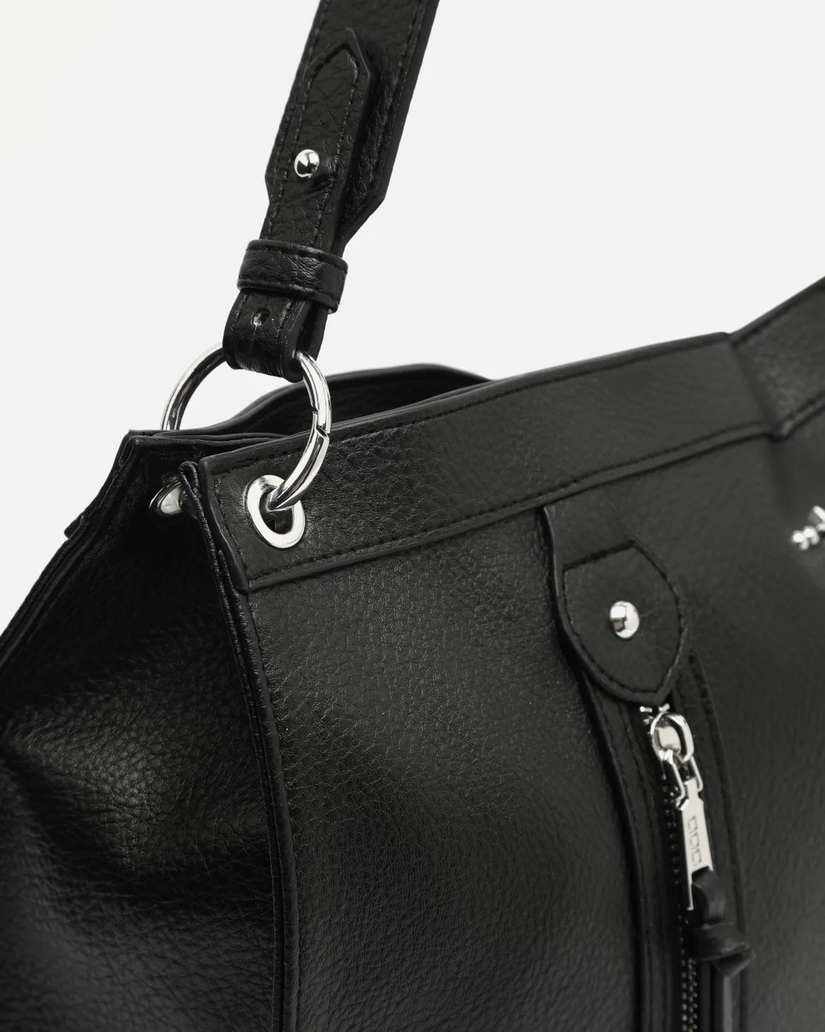 Bolso de hombro grande con detalles metálicos