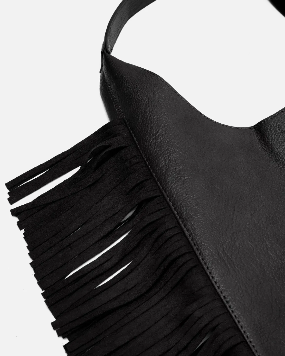 Bolso hobo con neceser extraíble y detalle flecos